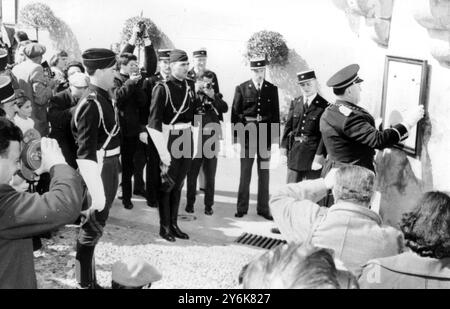 Monaco annonce officielle est postée sur la porte du Palais Royal alors que le peuple monégasque est fou d'excitation suite à la naissance du Prince Albert Alexandre Louis Pierre à la Princesse Grace Guns faisant bouger l'annonce de l'arrivée du Prince Albert à travers le port de Monte Carlo le 14 mars 1958 Banque D'Images