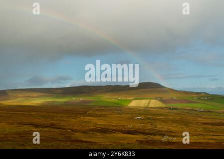 Averses bleues avec arc-en-ciel sur Rousay, îles Orcades Banque D'Images