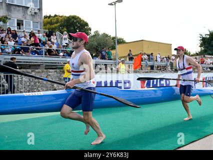 Matthew Johnson (GBR) et Matthew Collinge (GBR) dans la course de fond senior K2 lors des Championnats du monde de canoë Marathon 2024 sur la rivière Neretva à Metkovic, Croatie. Banque D'Images