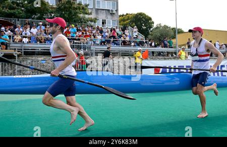 Matthew Johnson (GBR) et Matthew Collinge (GBR) dans la course de fond senior K2 lors des Championnats du monde de canoë Marathon 2024 sur la rivière Neretva à Metkovic, Croatie. Banque D'Images