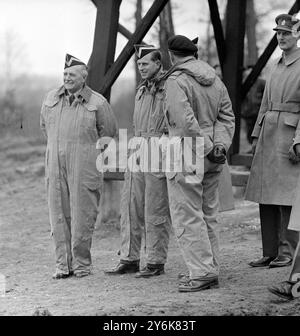 Lunebourg Allemagne Prince Philip, Duc d'Édimbourg le colonel en chef des VIII Rois Royal Irish Hussars regarde les exercices de chars à Victory Hill. Mars 1958 Banque D'Images