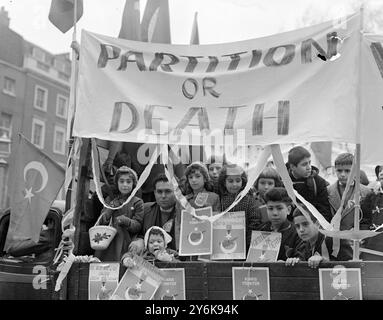 Des milliers de Chypriotes turcs ont défilé depuis le siège de l'Association turque Cyrus à Londres pour une réunion de masse des Chypriotes turcs, du siège de Dean Street à Trafalgar Square, au sujet de la partition des enfants chypriotes turcs chargés de camions dans la procession le 23 février 1958 Banque D'Images