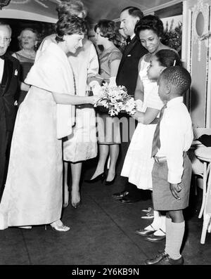 La princesse Margaret reçoit un bouquet de fleurs de Marion Matshikiza au Princes Theatre après la première de King Kong The All African Jazz musical 1961 Banque D'Images