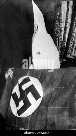 Santiago, Chili : un homme portant une robe de type Ku Klux Klan A. D portant un drapeau similaire à celui de l'Allemagne nazie, pose après que lui et trois autres hommes aient été arrêtés pour des attaques antisémites signalées. Les hommes auraient dit avoir reçu leurs instructions des États-Unis. Le 27 mai, il a été annoncé qu’une nouvelle vague d’antisémitisme grandissant dans toute l’Amérique du Sud ferait l’objet d’une réunion de cinq jours parrainée par le Congrès juif mondial à Buenos Aires en juillet. Les quartiers juifs là-bas ont dit que les sentiments étaient en partie attisés par le Klan aux États-Unis, et sa Banque D'Images