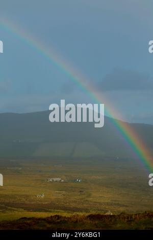 Arc-en-ciel au-dessus de landes de bruyère, Rousay, Orcades Banque D'Images