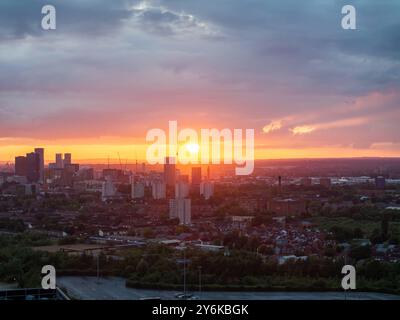 Image aérienne de Manchester skyline touchée par la couleur dorée du coucher de soleil. Banque D'Images