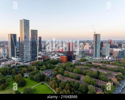 Image aérienne de Manchester skyline touchée par la couleur dorée du coucher de soleil. Banque D'Images