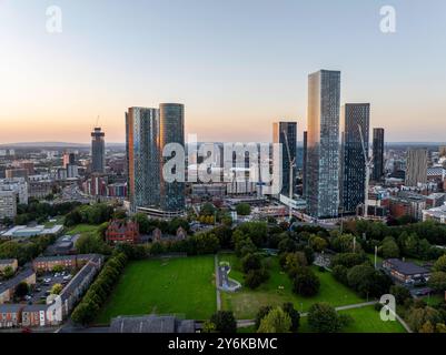 Image aérienne de Manchester skyline touchée par la couleur dorée du coucher de soleil. Banque D'Images