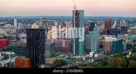 Image aérienne de Manchester skyline touchée par la couleur dorée du coucher de soleil. Banque D'Images