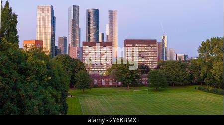 Image aérienne de Manchester skyline touchée par la couleur dorée du coucher de soleil. Banque D'Images