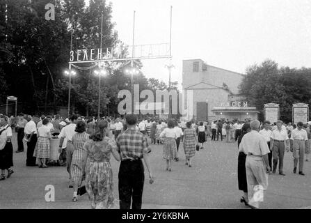 Les foules se pressent pour une représentation d'une nouvelle salle de musique en plein air dans Gorki Park Moscou Russie 1960 Banque D'Images