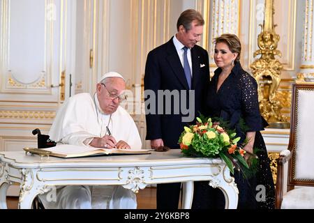 Ville de Luxembourg, Luxembourg. 26 septembre 2024. Le pape François, le grand-duc Henri de Luxembourg et la grande-duchesse Marie-Thérèse de Luxembourg photographiés lors d’une visite papale au Palais grand-ducal de Luxembourg, Grand-Duché de Luxembourg, jeudi 26 septembre 2024. Chef de l’Église catholique le pape François, né Jorge Mario Bergoglio, est en visite au Luxembourg et se rendra ce soir en Belgique. BELGA PHOTO ERIC LALMAND crédit : Belga News Agency/Alamy Live News Banque D'Images