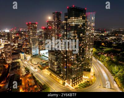 Image aérienne de Manchester Skyline avec une pleine lune Banque D'Images