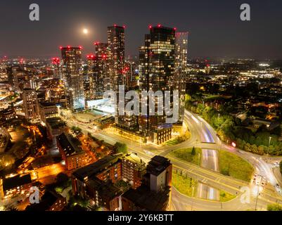 Image aérienne de Manchester Skyline avec une pleine lune Banque D'Images