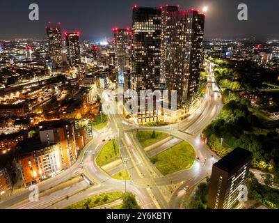 Image aérienne de Manchester Skyline avec une pleine lune Banque D'Images