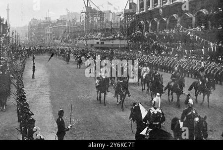 Le couronnement de leurs Majestés : la procession à l'abbaye. Les aides-de-camp honorifiques au roi passant devant la Banqueting-House, Whitehall le 16 août 1902 Banque D'Images