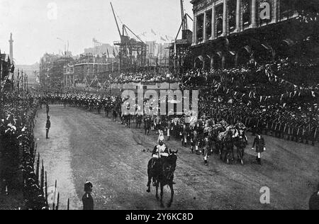 Le couronnement de leurs Majestés : scènes à Whitehall. La procession du roi à l'abbaye : entraîneur de leur Majesté vue de l'arche canadienne. 16 août 1902 Banque D'Images