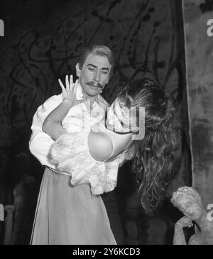 La danseuse canadienne Lynn Seymour avec la danseuse sud-africaine Desmond Doyle interprétant le ballet The invitation décembre 1960 Banque D'Images