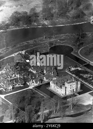 Antenne du château de Hever et du village Tudor près d'Edenbridge Kent Banque D'Images