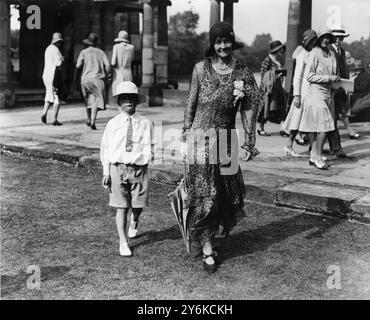 Rêve d'une nuit d'été au château de Hever près d'Edenbridge Kent Lady Violet Astor et Master John Astor 1930 Banque D'Images