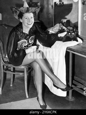 Joyce Bexon qui joue le rôle de garçon principal dans Aladdin et son Cat Hastings Sussex 19 décembre 1959 Banque D'Images