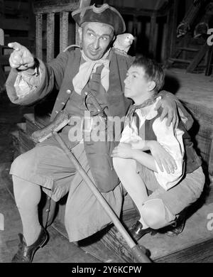 Bernard Miles as long John Silver avec son perroquet Captain Flint et John Hall pendant les répétitions au Mermaid Theatre de Treasure Island décembre 1959 Banque D'Images