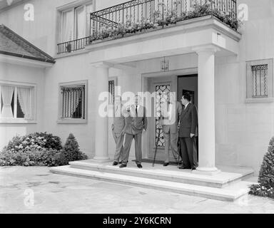 24 juillet 1959 - Genève , Suisse le ministre britannique des Affaires étrangères, M. Selwyn Lloyd, pointe le doigt sur la presse après un déjeuner avec le secrétaire d'Etat américain Christian Herter (3e en partant de la gauche), le ministre français des Affaires étrangères Couve de Murville (à gauche) et le ministre soviétique des Affaires étrangères Andrei Gromyko (à droite) crédit : TopFoto.co.uk Banque D'Images