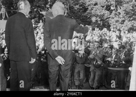 27 août 1959 - Bonn, Allemagne de l'Ouest sur les marches de la Chancellerie West Geman pour rencontrer la presse, le président américain Dwight Eisenhower (à droite) et le chancelier Konrad Adenauer Credit : TopFoto.co.uk Banque D'Images