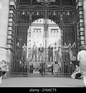 6 mai 1960 - Londres , Angleterre le mariage de la princesse Margaret et Antony Armstrong-Jones photographes amateurs profitent d'une grande occasion en prenant des photos du Mall depuis les balustrades de la porte d'entrée du centre de l'Amiralty Arch Credit : TopFoto.co.uk Banque D'Images