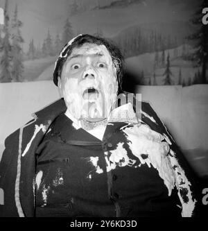 Keith Banks - répétant son rôle de Billy Bunter dans le SWISS ROLL de BILLY BUNTER a été frappé par une tarte à la crème anglaise très gooey lancée par le GANG FOU qui répétait leur dernier concert avant de se dissoudre - il ouvre le 23 décembre au Victoria Palace Theatre. ©TopFoto Banque D'Images