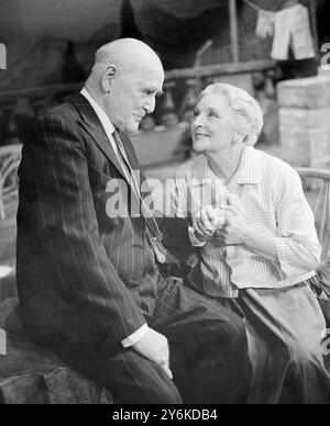 Dame Sybil Thorndyke dans une scène avec son mari Sir Lewis Casson pendant les répétitions au Globe Theatre de la pièce QUATRE-VINGT À L'OMBRE, écrite spécialement pour eux. Dame Sybil et Sir Lewis ont célébré leur anniversaire de mariage d'or le 22 décembre 1958 - photo prise le 7 janvier 1959. ©TopFoto Banque D'Images