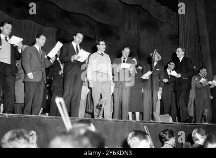 Une galaxie d'étoiles s'est réunie sur la scène London palladium lors des répétitions pour la finale de la Royal Variety performance - 1er novembre 1954. Guy Mitchell, Norman Wisdom, Howard Keel, Max Bygraves, Bob Hope. ©TopFoto Banque D'Images