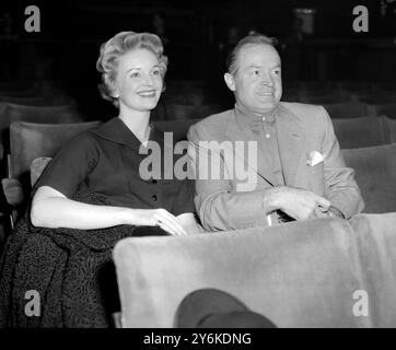 L'actrice britannique MOIRA LISTER et le comédien américain BOB HOPE regardant les répétitions du Royal Command Show au palladium. Ils apparaissent dans un croquis ensemble dans l'émission - 1er novembre 1954 ©TopFoto Banque D'Images
