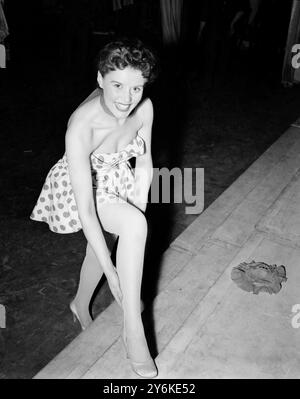 Eunice Gayson , actrice britannique née à Londres, Angleterre le 17 mars, 1931 vu ici avant sa nouvelle revue sur la Lune au Piccadilly Theatre où elle a joué le deuxième rôle principal. Le spectacle a été produit par Jack Hulbert et a également regardé sa femme Cicely Courtnidge . 7 mai 1953 Banque D'Images