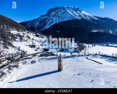 Vue d'en haut de l'ancien clocher de Curon Venosta sur le lac Resia Banque D'Images