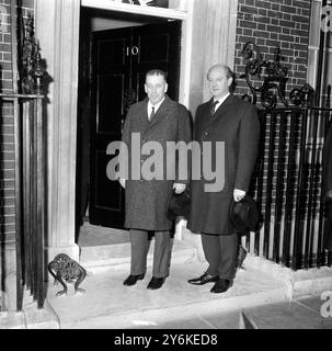 Londres : M. Sean Lemass (à gauche), de la République d'Irlande, et Jack Lynch, ministre du commerce, posent devant la N0. 10 Downing Street, la résidence officielle du premier ministre britannique, M. Harold Wilson, à Londres ce matin. M. Lemass a rencontré M. Harold Wilson pour discuter de la surtaxe britannique de 15 % sur les importations qui, selon les premières craintes, nuirait au commerce d'exportation irlandais le 5 novembre 1964 Banque D'Images