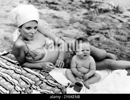 Joan Collins, actrice épouse de l'acteur et dramaturge britannique Anthony Newley photographié avec leur fille Tara sur la Riviera italienne. Joan est ici pour faire un co-film mettant en vedette l'Italien Vittorio Gassman. 22 septembre 1964 Banque D'Images