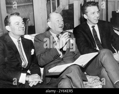 Noel Coward (centre avec deux du château de sa nouvelle pièce ATTENDANT DANS LES AILES présentées à Dublin. (À gauche) Graham Payn, et (à droite) William Hutt - 8 août 1960. Sir Noël Peirce Coward (16 décembre 1899 - 26 mars 1973) est un acteur, dramaturge et compositeur anglais de musique populaire, qui a reçu un certificat de mérite de l'Académie aux Oscars 1943 pour «réalisation exceptionnelle de production dans laquelle nous servons. ©TopFoto Banque D'Images