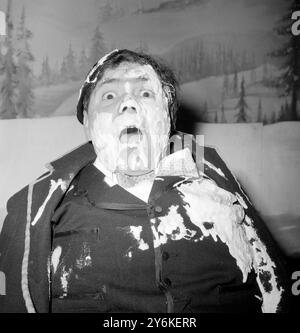 Keith Banks - répétant son rôle de Billy Bunter dans le SWISS ROLL de BILLY BUNTER a été frappé par une tarte à la crème anglaise très gooey lancée par le GANG FOU qui répétait leur dernier concert avant de se dissoudre - il ouvre le 23 décembre au Victoria Palace Theatre. ©TopFoto Banque D'Images