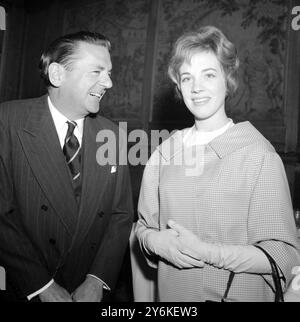 Lord Maugham, un survivant du tremblement de terre d'Agadir, avec Julie Andrews au Coliseum Theatre de Londres, après avoir remis un chèque personnel de 1 000 £ à l'Ambassadeur du Maroc en don privé au Fonds de secours d'Agadir - 9 mars 1960. ©TopFoto Banque D'Images