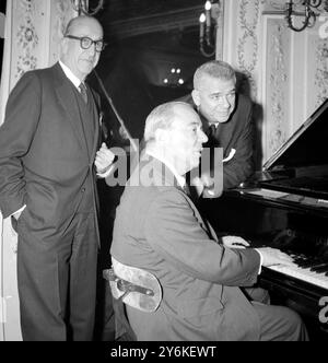 Richard Rodgers au piano et Oscar Hammerstein répétant une comédie musicale de leur tube oriental Flower Drum Song qui a ouvert au Palace Theatre de Londres le 24 mars 1960. - Photo 8 mars 1960.Rodgers et Hammerstein étaient un duo américain composé de Richard Rodgers (1902 - 1979) et Oscar Hammerstein II (1895 - 1960). Ils sont plus célèbres pour avoir créé une série de comédies musicales de Broadway immensément populaires dans les années 1940 et 1950, pendant ce qui est considéré comme l'âge d'or du médium. ©TopFoto Banque D'Images