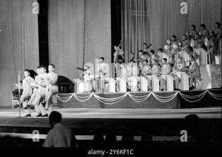 Music-hall extérieur dans le parc Gorki, Moscou. Quatre chanteurs accompagnés d'un orchestre de jazz en 1960. ©TopFoto Banque D'Images