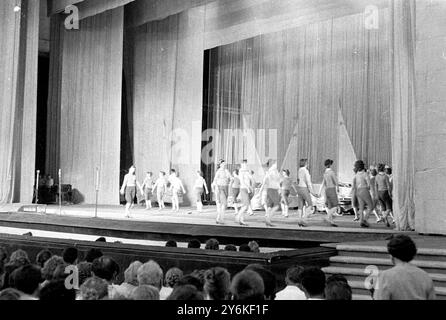 Music-hall extérieur dans le parc Gorki, Moscou. Les filles sur scène s'appellent Rainbows - une sorte d'équivalent russe à Bluebell troupe britannique. 1960 ©TopFoto Banque D'Images