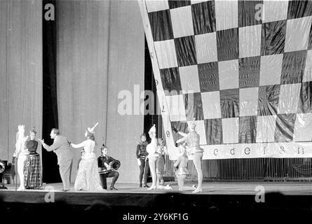 Music-hall extérieur dans le parc Gorki, Moscou. Les filles sur scène s'appellent Rainbows - une sorte d'équivalent russe à Bluebell troupe britannique. 1960 ©TopFoto Banque D'Images