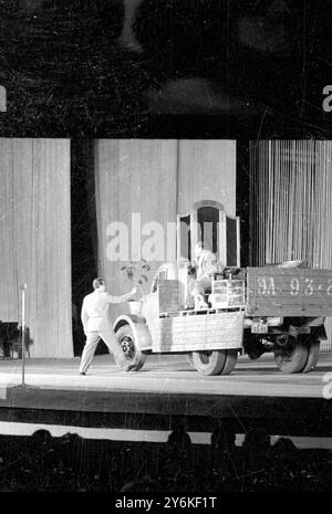 Music-hall extérieur dans le parc Gorki, Moscou. Double comédien avec un vrai camion sur scène. 1960 ©TopFoto Banque D'Images