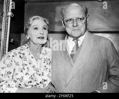 Dame Sybil Thorndike et son mari Sir Lewis Casson dans leur vestiaire avant que le rideau ne monte sur la pièce de Noel Coward Waiting in the Wings , à l'Olympia Theatre , Dublin , Irlande . 9 août 1960 Banque D'Images