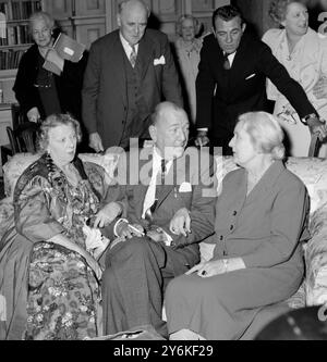 Une conversation agréable sur scène au Cambridge Theatre pour l'actrice Marie Lohr , à gauche , Noel Coward et Dame Sybil Thorndike . Les deux actrices discutaient de leur rôle dans la nouvelle pièce de Noel Waiting in the Wings , qui ouvre à Londres début septembre . La distribution comprend Sir Lewis Casson , Graham Payn , Edith Day , Norah Blaney et Jessica Dunning . 29 juillet 1960 Banque D'Images