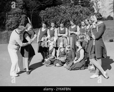 École Tudor Hall, Chislehurst. M. Herbert Pervin entraîneur de tennis avec des élèves. 24 février 1939 © TopFoto Banque D'Images