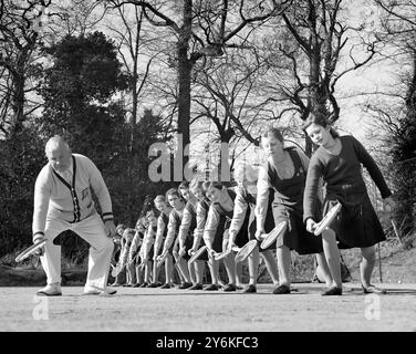 École Tudor Hall, Chislehurst. M. Herbert Pervin entraîneur de tennis avec des élèves. 24 février 1939 © TopFoto Banque D'Images