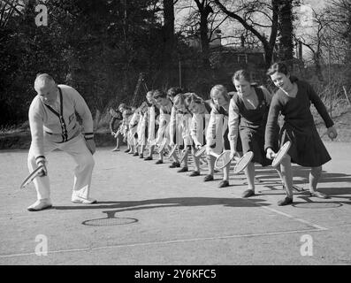 École Tudor Hall, Chislehurst. M. Herbert Pervin entraîneur de tennis avec des élèves. 24 février 1939 © TopFoto Banque D'Images